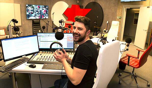 «Новое радио» запустило эфирное вещание из новой современной мультимедийной студии - Новости радио OnAir.ru
